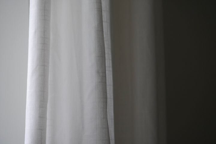 Outra opção é colocar cortinas que bloqueiam a luz para isolar o ambiente e diminuir os aumentos de temperatura ao longo do dia.