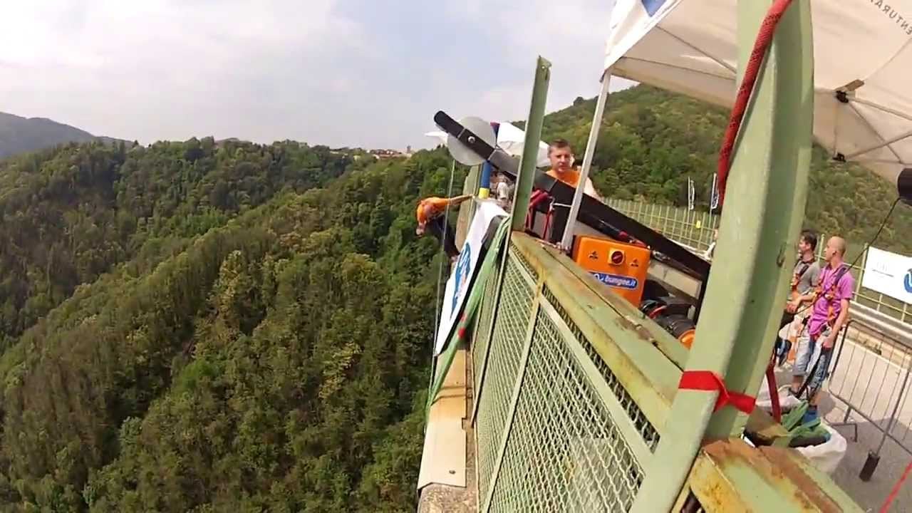 Ponte Colossus, Itália: Ponte de 350 metros de comprimento e mais de 150 de altura entre Turim e Milão. Ela recebe diariamente praticantes de bungee-jumping desde 1995. Por lá, a queda livre acontece em cerca de 4,5 segundos, a mais de 100 km/h.