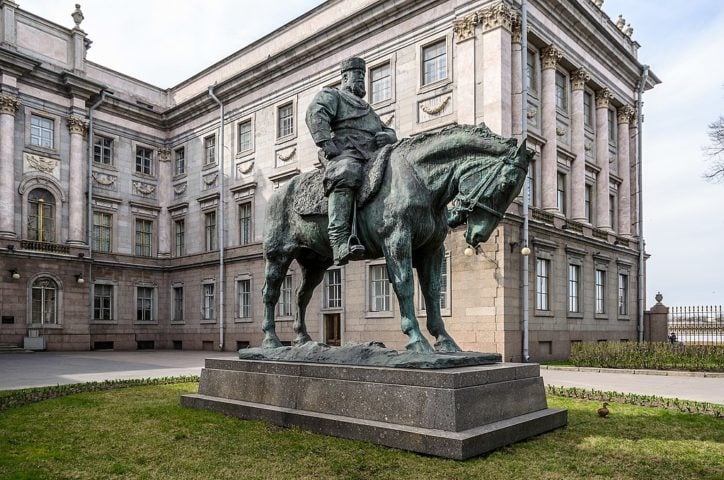 O legado de Alexandre, o Grande, é imenso. Suas conquistas mudaram o curso da história, conectando o Ocidente e o Oriente de maneiras que perduraram muito após sua morte.