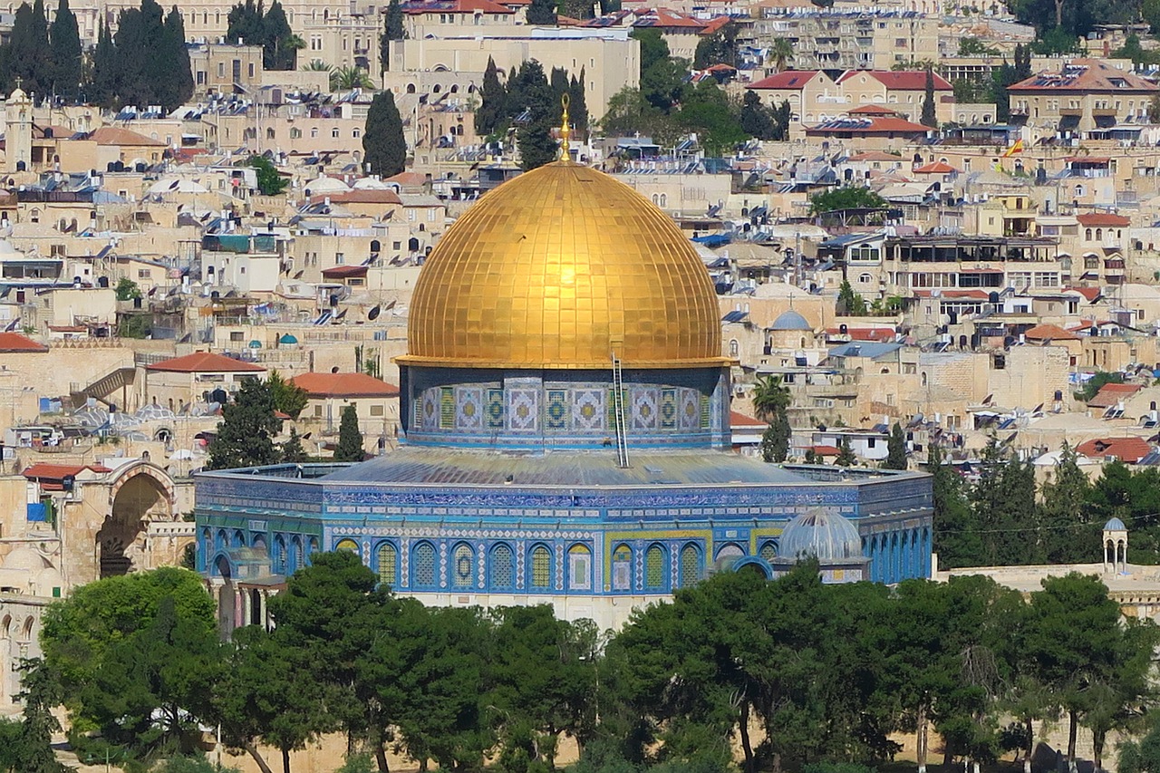  A mudança, porém, veio nos séculos 19 e 20, quando a língua teve um retorno que a fez se tornar o idioma do Estado de Israel. É uma língua semítica que pertence à família das línguas afro-asiáticas. 