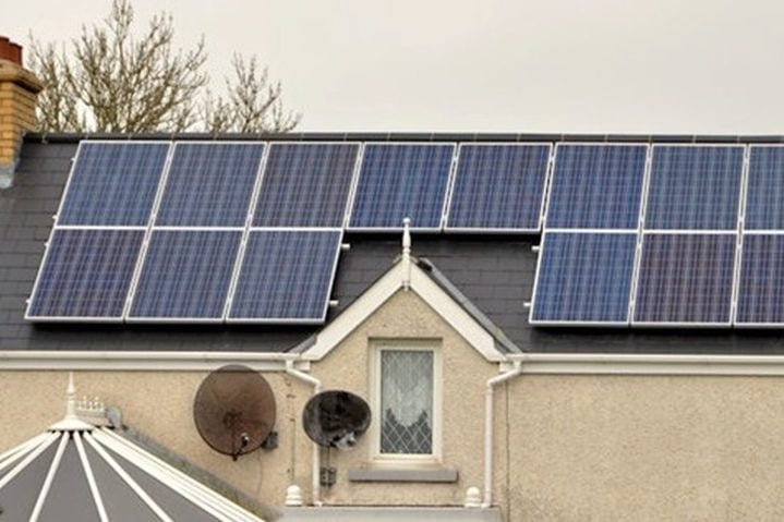 Painéis solares com dupla função: além de gerar energia, criam sombra sobre os tetos, reduzindo a incidência calor direto.