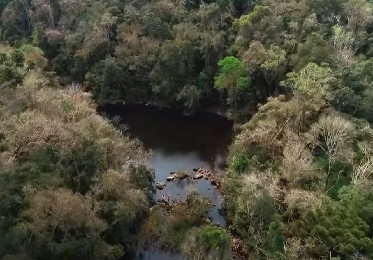 Localizada na região da Tríplice Fronteira, onde também se encontram Ciudad del Este, no Paraguai, e Puerto Iguazú, na Argentina, Foz do Iguaçu se destaca pela proximidade com o Parque Nacional do Iguaçu, um dos maiores atrativos turísticos da região.-Youtube/TV Brasil