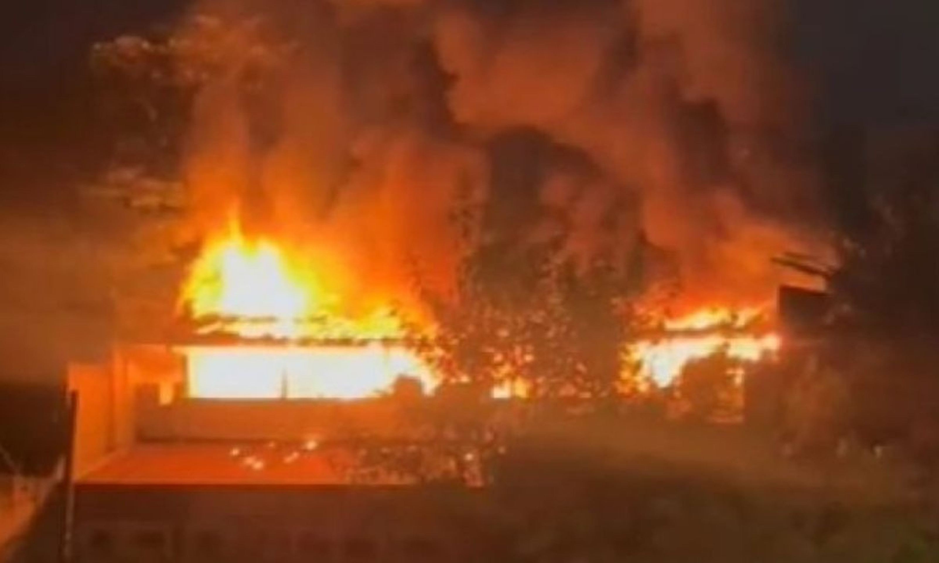 Incêndio atinge casa em BH e três pessoas ficam feridas