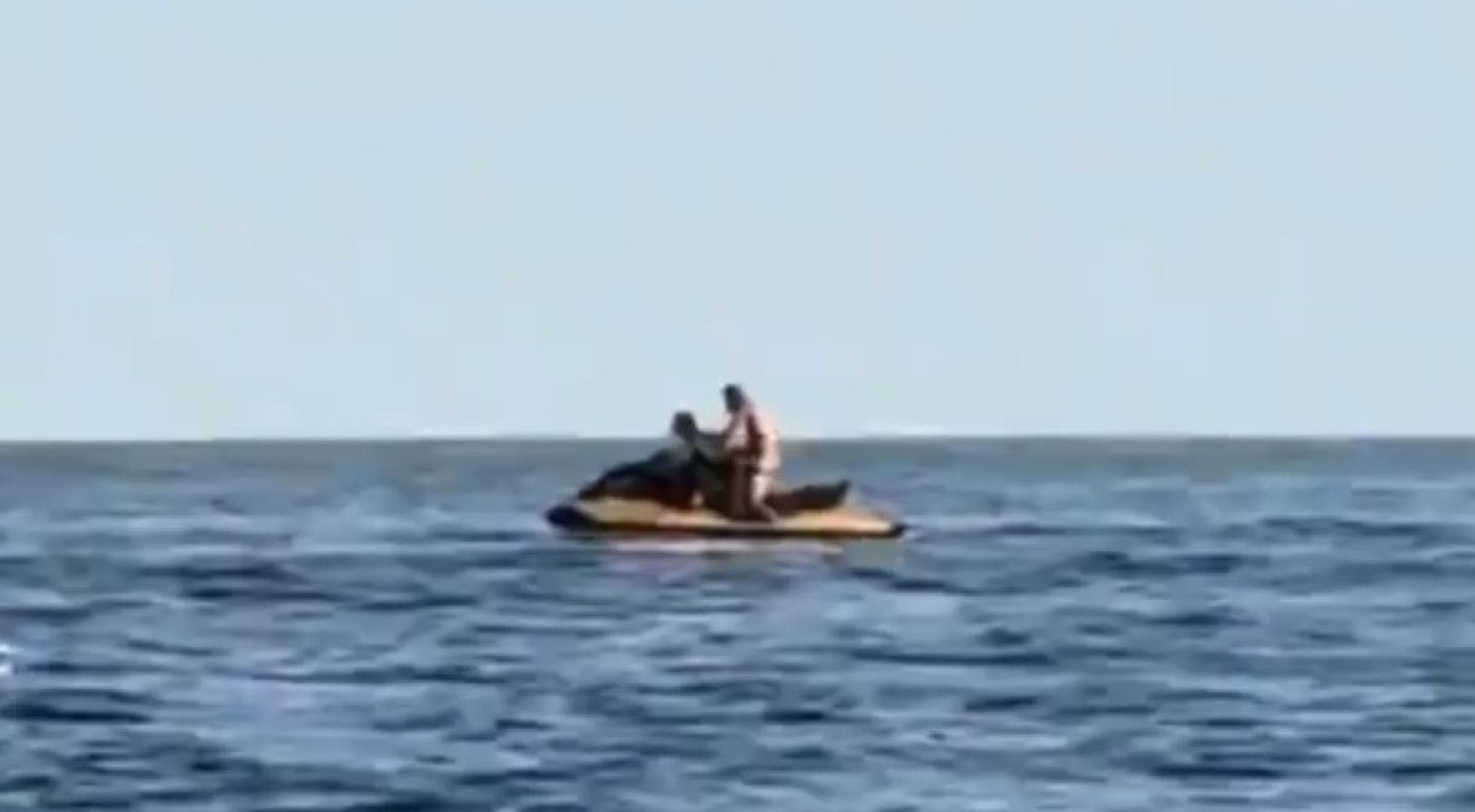 Vídeo: casal é flagrado fazendo sexo em moto aquática em praia