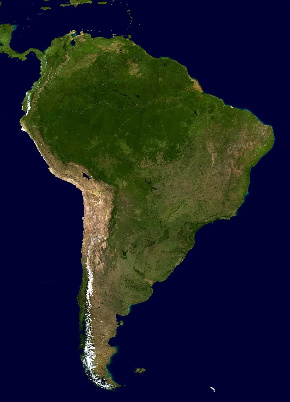 A fronteira entre Brasil e Argentina, com mais de 1.200 quilômetros de extensão, não é apenas uma linha geográfica, mas também uma região de intensa interação cultural e histórica.-Imagem de WikiImages por Pixabay 