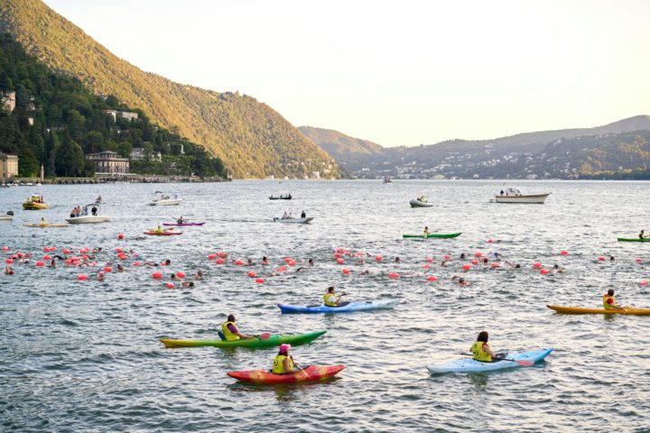 No lago, é comum a prática de esportes aquáticos, como vela e caiaque, e nas montanhas ao redor há trilhas que oferecem vistas panorâmicas.