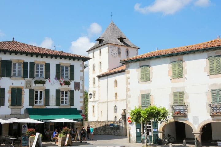 A única certeza entre os pesquisadores é que ela existiu antes do surgimento das línguas românicas -- antes que os romanos chegassem com o latim, cuja derivação desenvolveu o francês, espanhol, português etc.