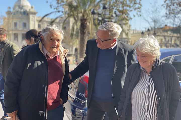 Ele se dirigiu ao povo uruguaio com uma mensagem de convivência com as diferenças. “O que eu quero é me despedir dos meus compatriotas. É fácil ter respeito por aqueles que pensam como você, mas você tem que aprender que a base da democracia é o respeito por aqueles que pensam diferente