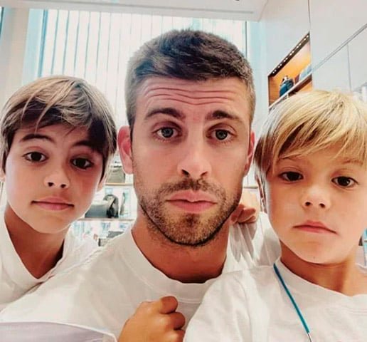 Na letra, Shakira não poupa seu ex-marido, referindo-se diretamente às traições que marcaram o fim do relacionamento de 11 anos. Eles tiveram dois filhos: Sasha e Milan. A música foi lançada em janeiro de 2023 e logo se tornou um grande sucesso, quebrando recordes. 