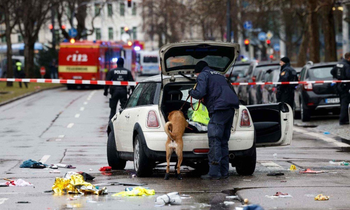Policial usa cachorro para revistar carro de homem que dirigiu contra uma multidão em Munique, na Alemanha, em 13 de fevereiro de 2025, ferindo várias pessoas -  (crédito: Michaela STACHE / AFP)