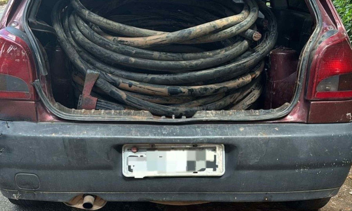 O carro usado no crime foi apreendido e ao menos 50 metros de fios de cobre foram recuperados -  (crédito: PMMG/Divulgação)