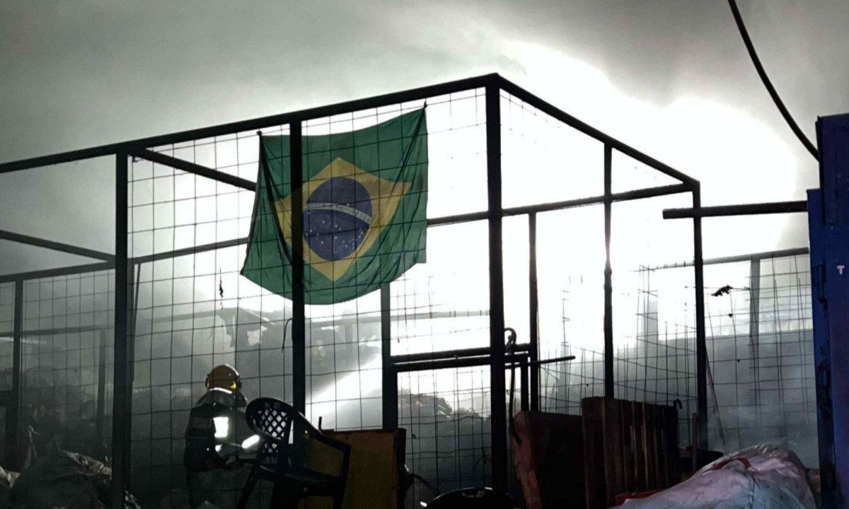 Bandeira brasileira ficou intacta em incêndio que atingiu galpão de recicláveis -  (crédito: CBMMG)