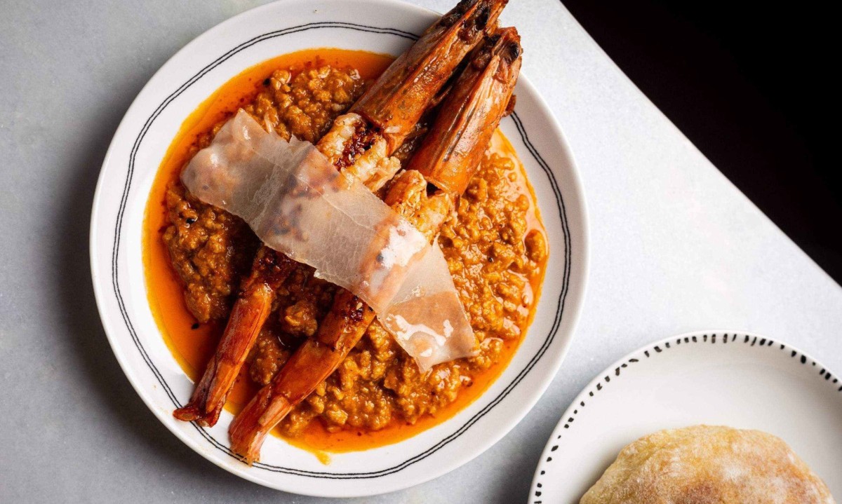 Bolonhesa de porco, camarões e pão da casa -  (crédito: Victor Schwaner/Divulgação)