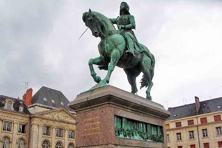 OrlÃ©ans tambÃ©m Ã© conhecida por suas belas praÃ§as, como a Place du Martroi, que abriga uma estÃ¡tua imponente de Joana d'Arc montada a cavalo. 