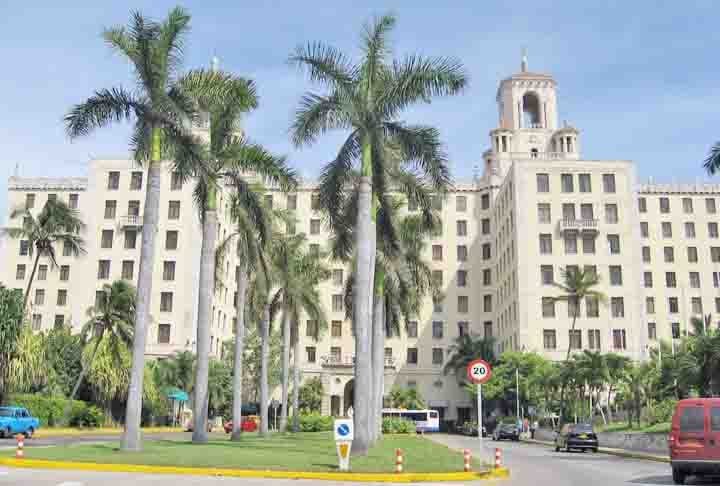 Os habanos são considerados os melhores do mundo devido ao solo e clima cubanos, que conferem características únicas de sabor e aroma que não podem ser replicadas em outros lugares.