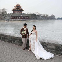 Autoridades chinesas distribuem dinheiro para incentivar casamentos - GREG BAKER / AFP