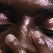 Carnaval: seis formas de incluir brilho na maquiagem - Freepik