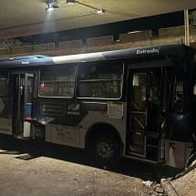 Ônibus atingiu uma parte não estrutural do viaduto, e, portanto, não há risco para a estrutura