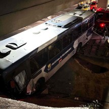 Parte da frente do ônibus ficou destruída com a colisão