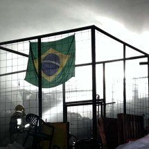 Betim: bandeira do Brasil fica intacta em incêndio que atingiu galpão - CBMMG
