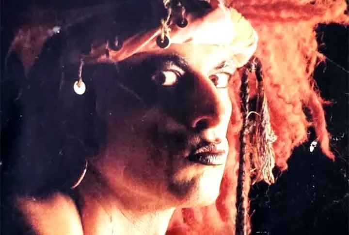 Em apenas dois meses, o primeiro disco do Secos e Molhados vendeu mais de 300 mil cópias e tornou-se um clássico da música nacional. O álbum traz hits  como “Sangue Latino”, “O Vira” e “Rosa de Hiroshima” (em cima da letra do poema de Vinícius de Moraes).
