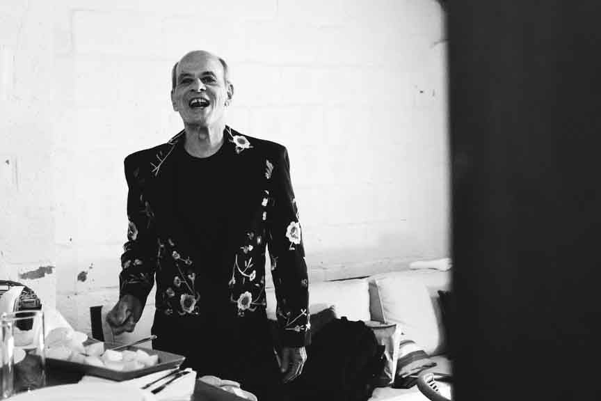 ApÃ³s servir por dois anos como militar na aeronÃ¡utica, um meio de sobreviver, entre Rio de Janeiro e BrasÃ­lia, Ney Matogrosso chegou a se apresentar como cantor amador e trabalhar com artesanato antes de conquistar notoriedade artÃ­stica como um dos grandes nomes da mÃºsica brasileira.
