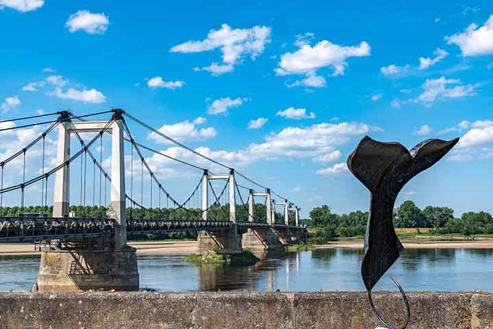 Os visitantes podem passear ao longo das margens do Loire, um rio classificado como Patrimônio Mundial pela UNESCO devido à sua importância histórica e paisagística.