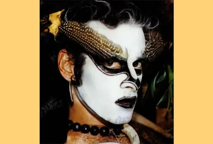 O cantor de voz aguda e com o corpo e rosto pintados, além de adereços e acessórios ousados para a época, ou muitas vezes com pouca roupa, construiu uma persona artística que o acompanharia nas décadas seguintes. 
