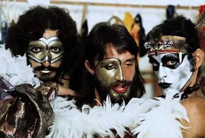 O Secos e Molhados, liderado pelo músico e produtor de origem portuguesa João Ricardo, teve em sua formação mais famosa Ney Matogrosso e também Gerson Conrad.  Em 1973, a banda dominou as paradas musicais do Brasil com o álbum homônimo - considerado pela Revista Rolling Stones o quinto melhor da história da música brasileira. 

 