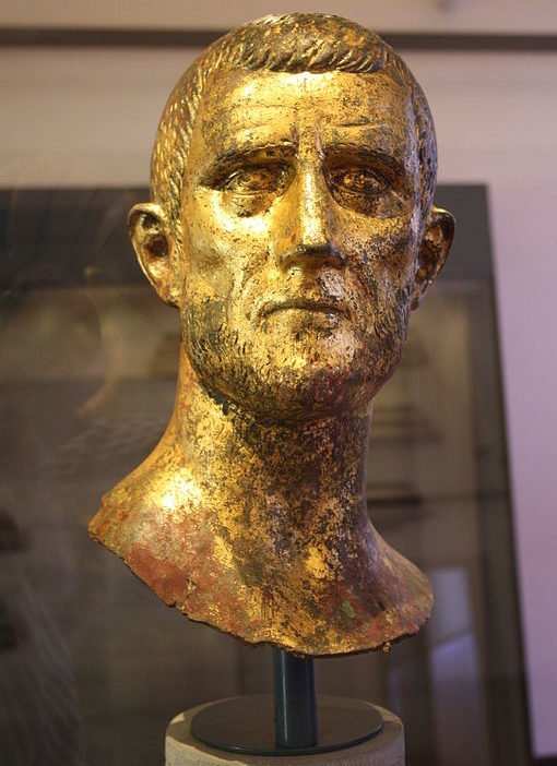 Fundada na antiguidade, OrlÃ©ans foi originalmente um importante assentamento gaulÃªs chamado Cenabum, antes de se tornar uma cidade romana chamada Aurelianum, em homenagem ao imperador romano Aureliano.