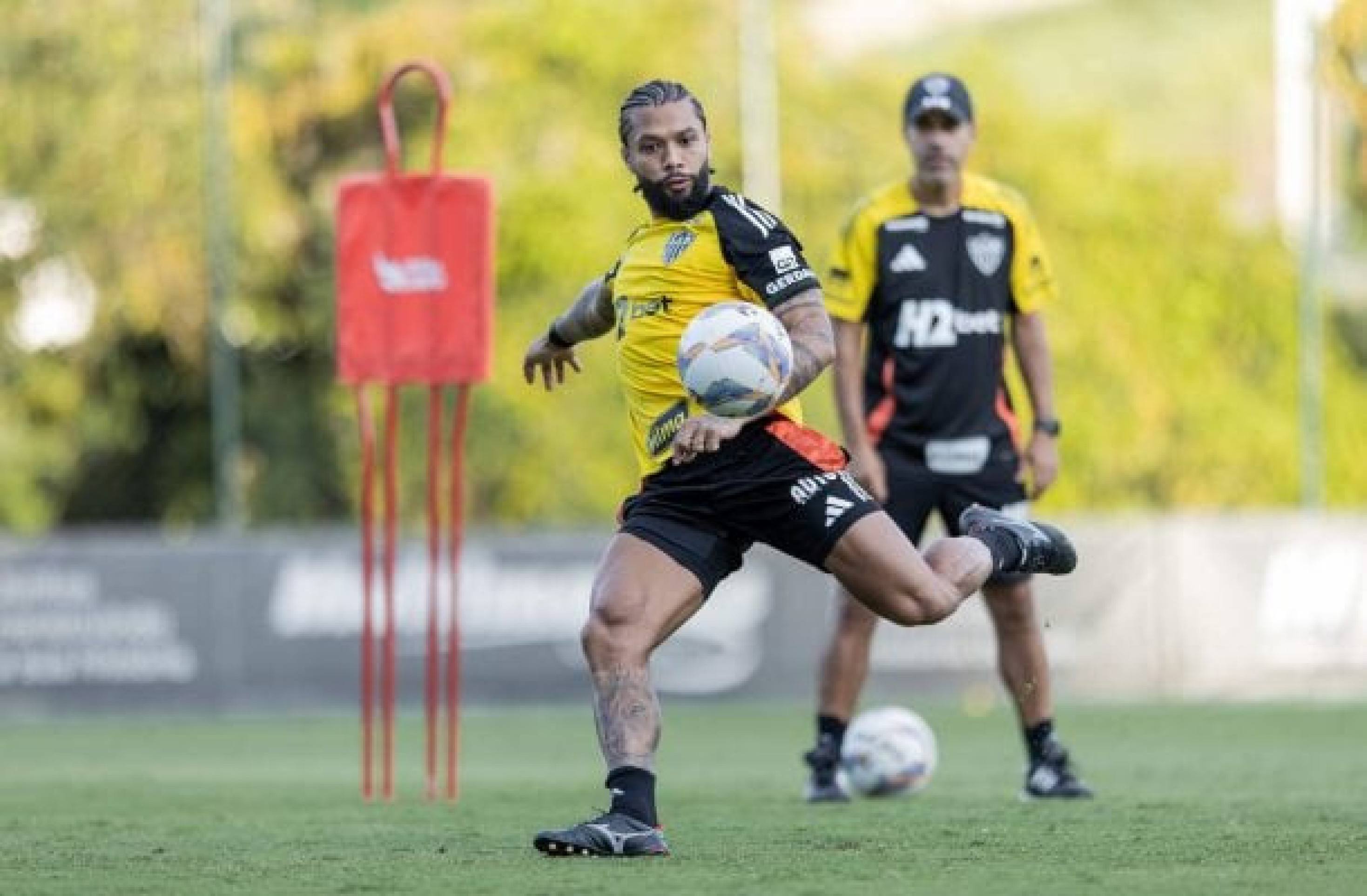 Otávio, do Atlético-MG, despista ao falar de negociação com o Fluminense
