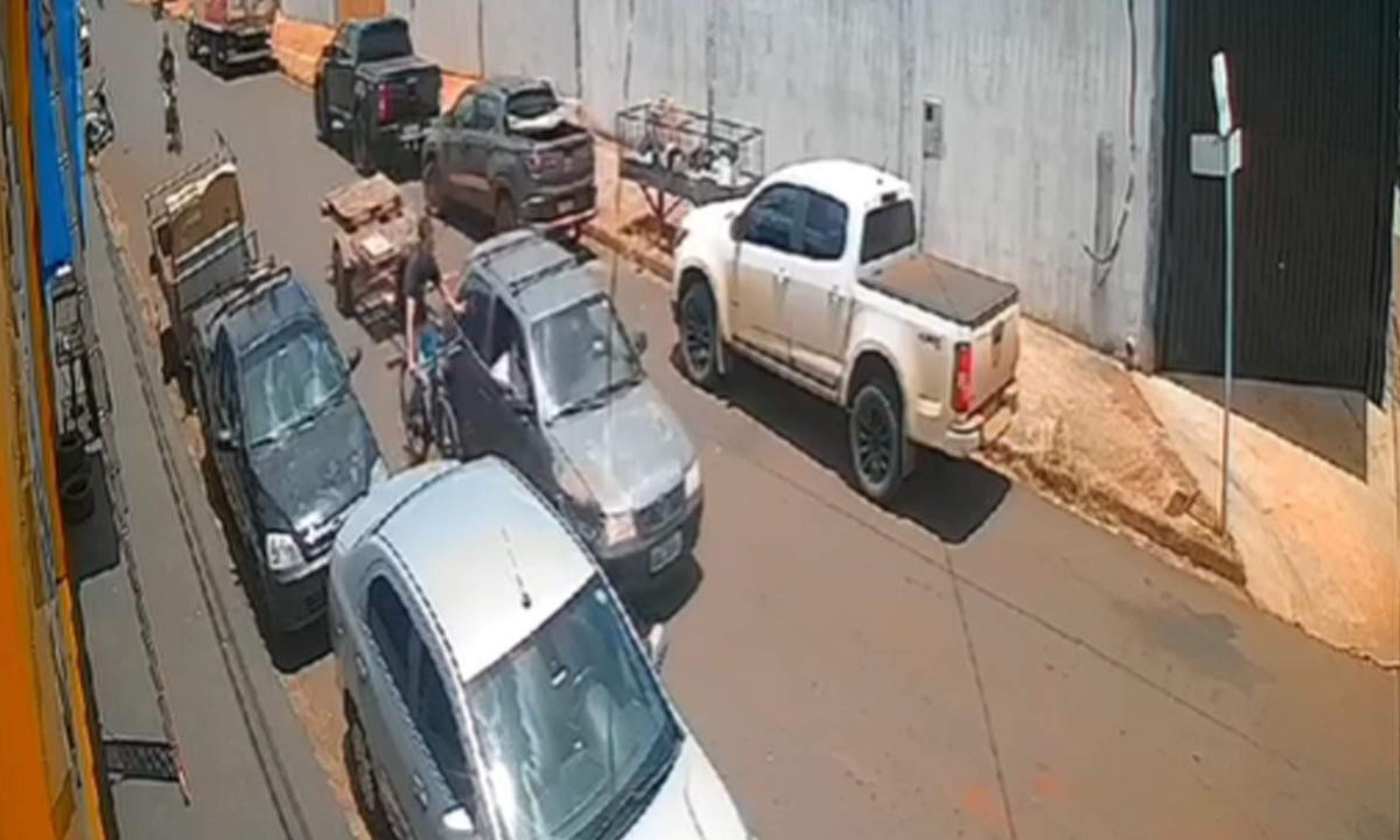 Vídeo: carro com carretinha atropela ciclista em cidade mineira