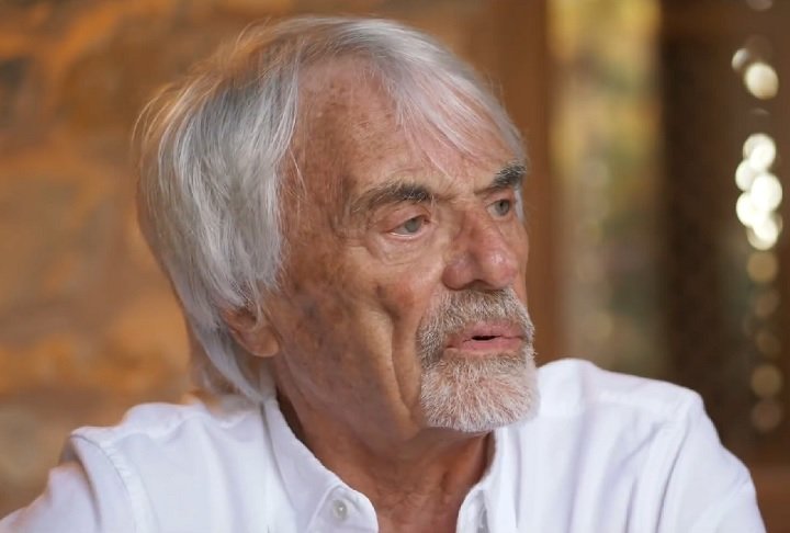 Ecclestone também criticou o estilo pessoal do britânico fora das pistas. 