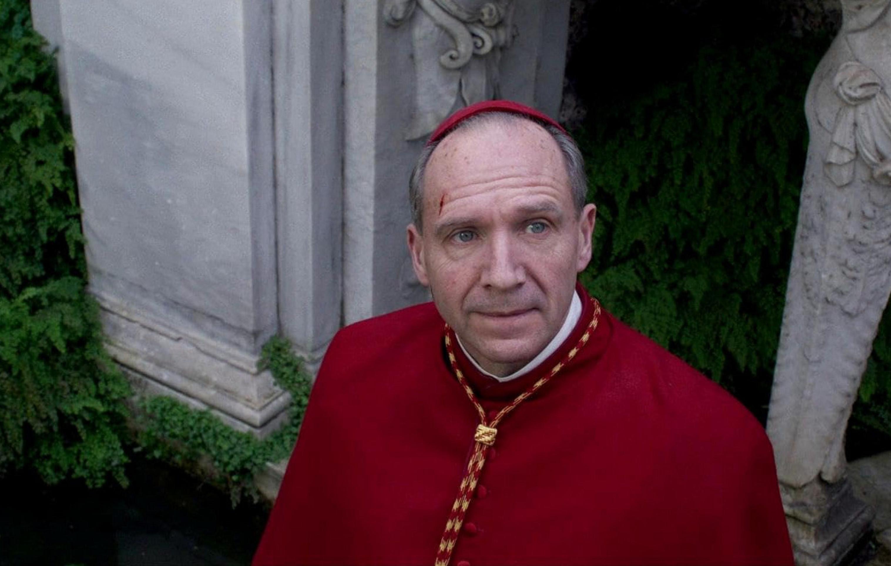 Ralph Fiennes estrela 'Conclave', filme dirigido por Edward Berger. O britânico, de 62 anos, interpreta o cardeal Thomas Lawrence, encarregado de comandar o processo de sucessão do papa. Enquanto questiona radicalmente a própria fé, o cardeal lida com disputas políticas, maquinações e segredos do Vaticano. Com várias indicações ao Oscar, Globo de Ouro e Emmy ao longo da carreira, Fiennes ganhou o Bafta de Ator Coadjuvante por 'A lista de Schindler' (1994) e o Tony por sua atuação na peça 'Hamlet' (1995)