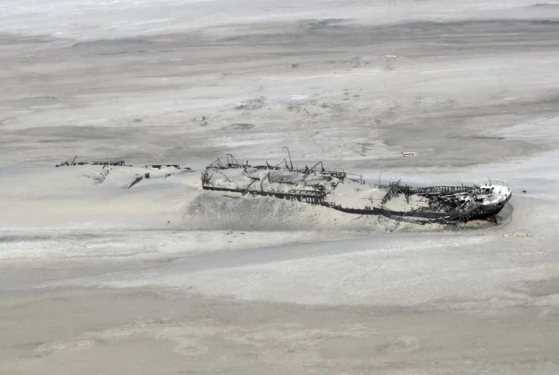 Eduard Bohlen foi um navio que naufragou em 5 de setembro de 1909 em uma espessa neblina na Costa do Esqueleto do Sudoeste Africano AlemÃ£o (atual NamÃ­bia). Os destroÃ§os estÃ£o atualmente na areia, a 400 m (1.300 pÃ©s) da costa.