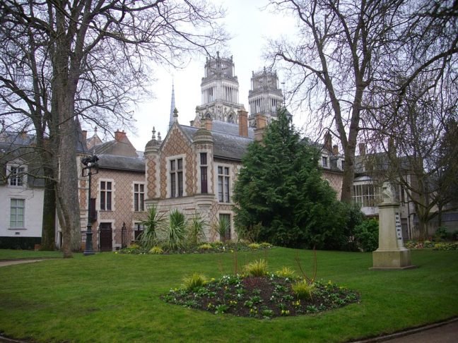 Outros pontos de interesse incluem a Casa de Joana d'Arc, um museu dedicado Ã  heroÃ­na, e o HÃŽtel Groslot (foto), um edifÃ­cio renascentista que serviu como prefeitura e hoje Ã© usado para eventos culturais.