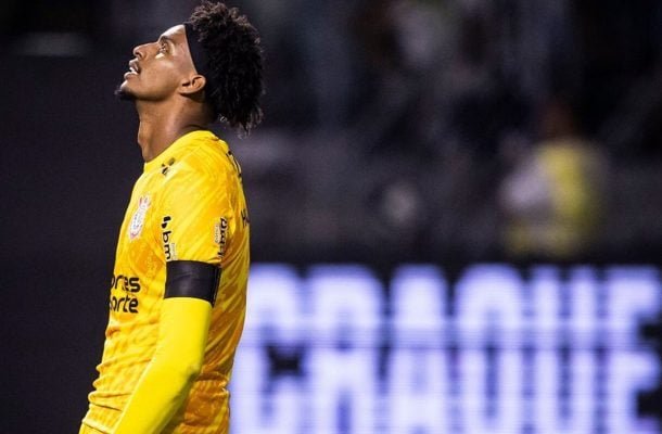 HUGO SOUZA: Fez uma grande partida, mostrando por que a Fiel aprecia suas atuações. Com o placar em 1 a 0 para o Timão, fez uma defesa incrível em chute de Neymar. Não teve culpa no gol de Guilherme. Nota: 7,5. - Foto: Leo Sguaçabia/Ag. Paulistão