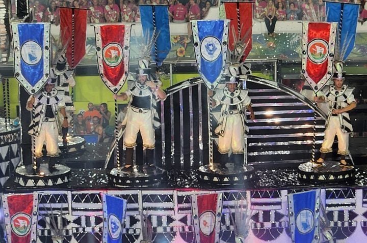 Inocentes de Belford Roxo - Com as cores azul, branco e vermelho, a Inocentes de Belford Roxo levará o enredo 