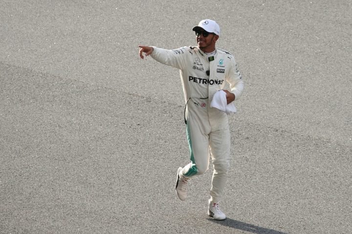 Em 2007, ele estreou na Fórmula 1 pela McLaren e, logo em sua primeira temporada, quase conquistou o título mundial, terminando em segundo lugar.-wikimedia commons/Liauzh