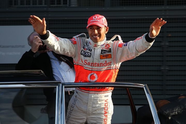 Em 2008, Hamilton conquistou seu primeiro título mundial, tornando-se o piloto mais jovem da história da F1 a vencer o campeonato.-wikimedia commons/	AngMoKio