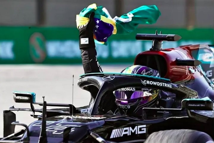 Hamilton tem uma forte conexão com o Brasil. Logo após vencer o Grande Prêmio de Interlagos, em 2021, ele repetiu o gesto de Ayrton Senna, segurando a bandeira brasileira enquanto dava mais uma volta no autódromo, assim como o ídolo fez 30 anos antes.-reprodução/band