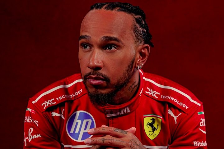Lewis Hamilton trocou a Mercedes pela Ferrari para a temporada 2025, buscando reconquistar um título após passar quatro anos sem vitórias.-divulgação/ferrari