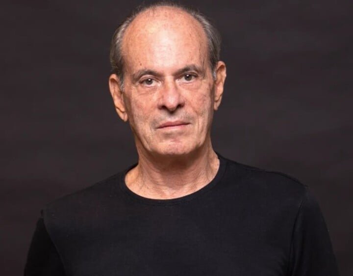 Aos 83 anos, Ney Matogrosso segue em plena atividade. No dia 10/01/2025 ele lançou um novo álbum nas plataformas digitais. “Canções para um novo mundo”, parceria do consagrado artista com a banda Hecto, tem seis faixas inéditas e conta com a participação especial de Ana Cañas, Frejat e do baterista Will Calhoun, da banca de rock americana Living Colour. 
