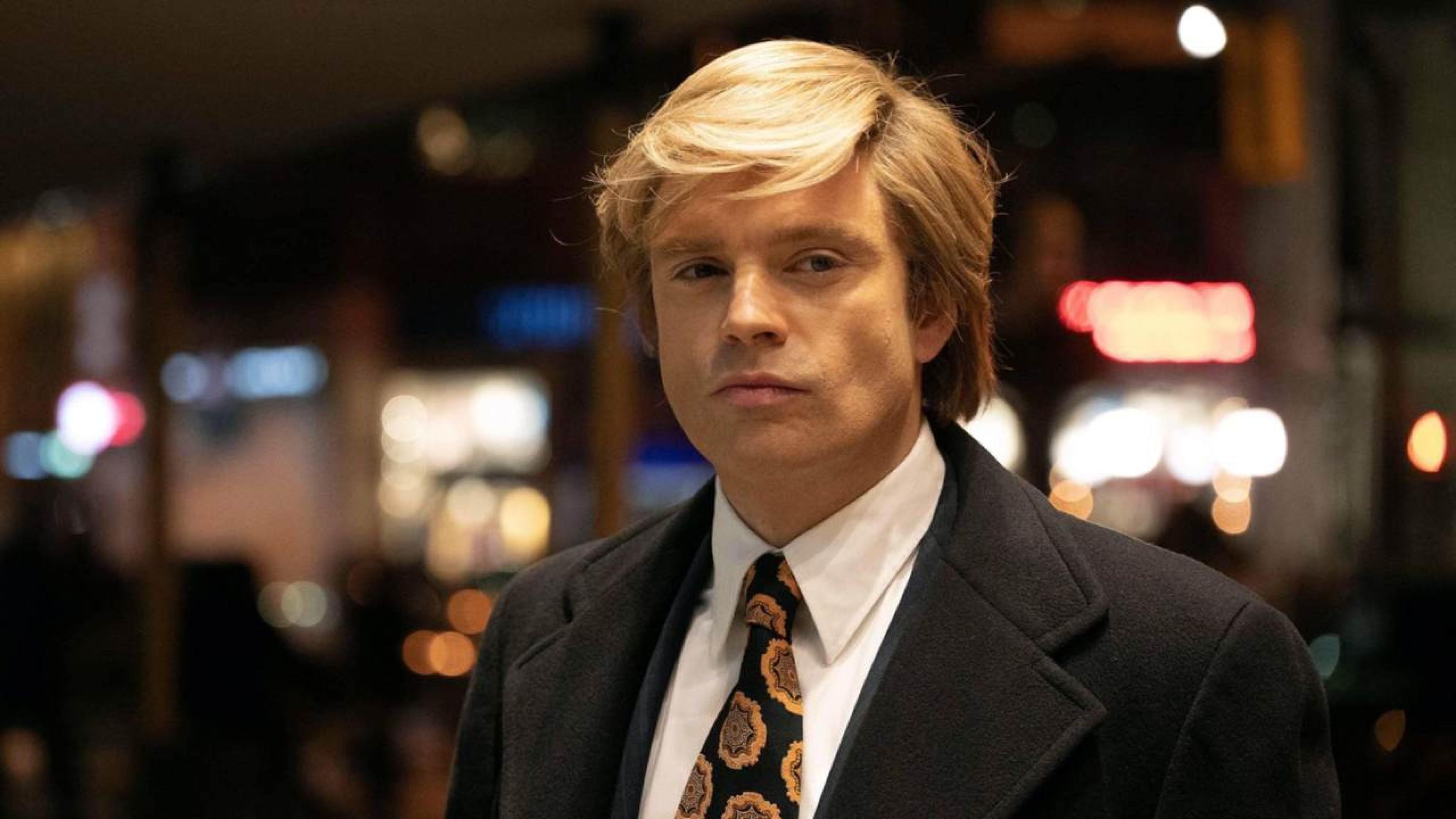 Sebastian Stan estrela 'O aprendiz', filme dirigido pelo iraniano Ali Abbasi. O romeno-americano, de 42 anos, interpreta o jovem Donald Trump brigando por seu espaço na Nova York dos anos 1970. Orientado pelo poderoso Roy Cohn, advogado inescrupuloso, Trump tenta erguer o império imobiliário da família em meio a trapaças, mentiras e artimanhas. O presidente dos EUA rechaçou o filme como 'obra barata, difamatória' e criticou o título do longa, nome do reality show comandado por ele em 2014 e 2015. Em 2024, Stan ganhou o Urso de Prata, no Festival de Berlim, e o Globo de Ouro por seu trabalho no filme 'Um homem diferente'

