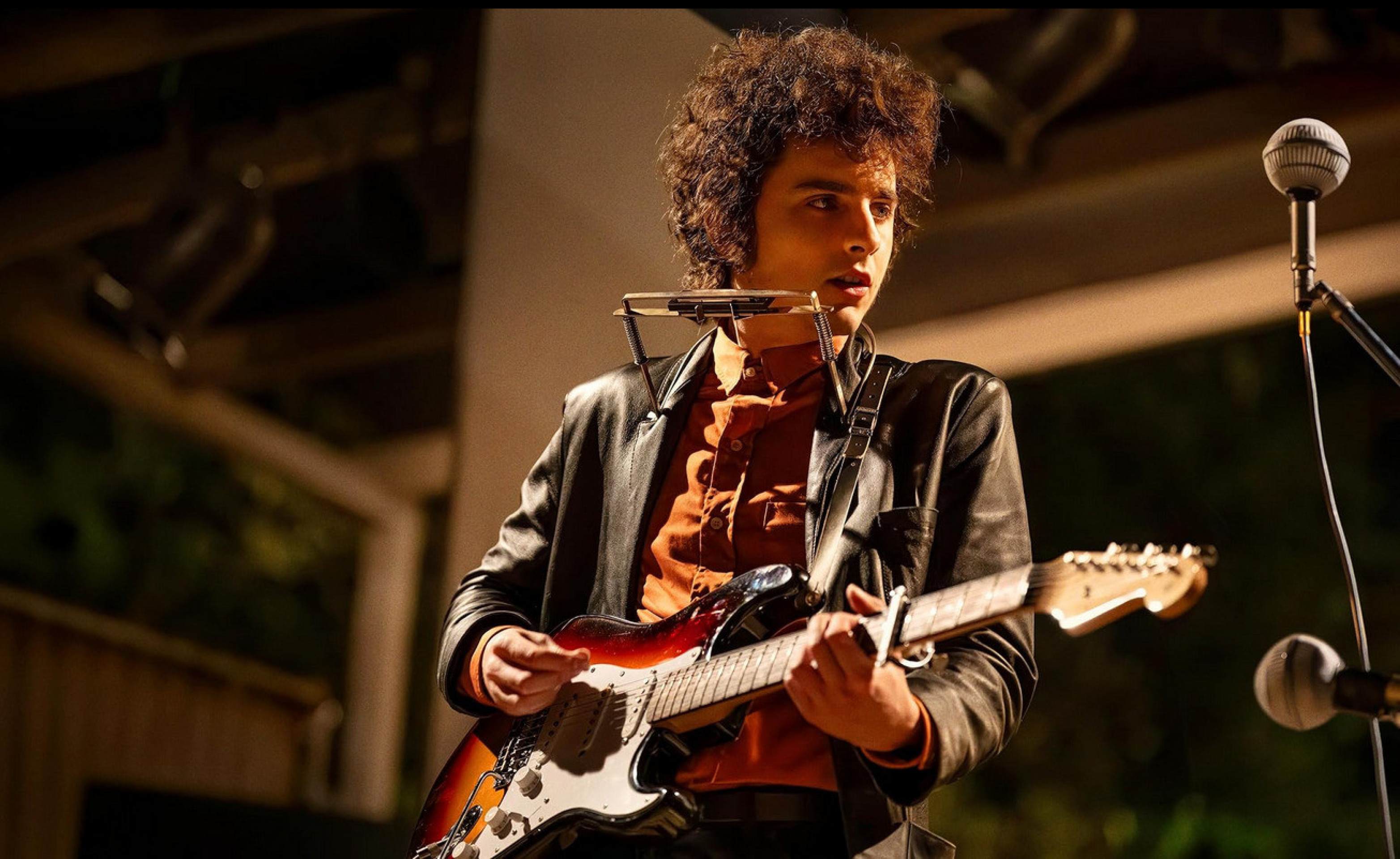 Timothée Chalamet estrela 'Um completo desconhecido', filme dirigido pelo nova-iorquino James Mangold. O franco-americano, de 29 anos, interpreta Bob Dylan no início da década de 1960. Jovem de Minnesota dedicado à música folk, ele chega a Nova York para se transformar em astro do rock elétrico, com ascensão meteórica no cenário efervescente da cultura pop. Chalamet chamou a atenção nos filmes 'Lady Bird – A hora de voar' e 'Duna' (2021). Em 2018, aos 22 anos, foi o mais jovem ator a disputar o Oscar por seu trabalho em 'Me chame pelo seu nome'. Perdeu para Gary Oldman, o Churchill de 'O destino de uma nação'