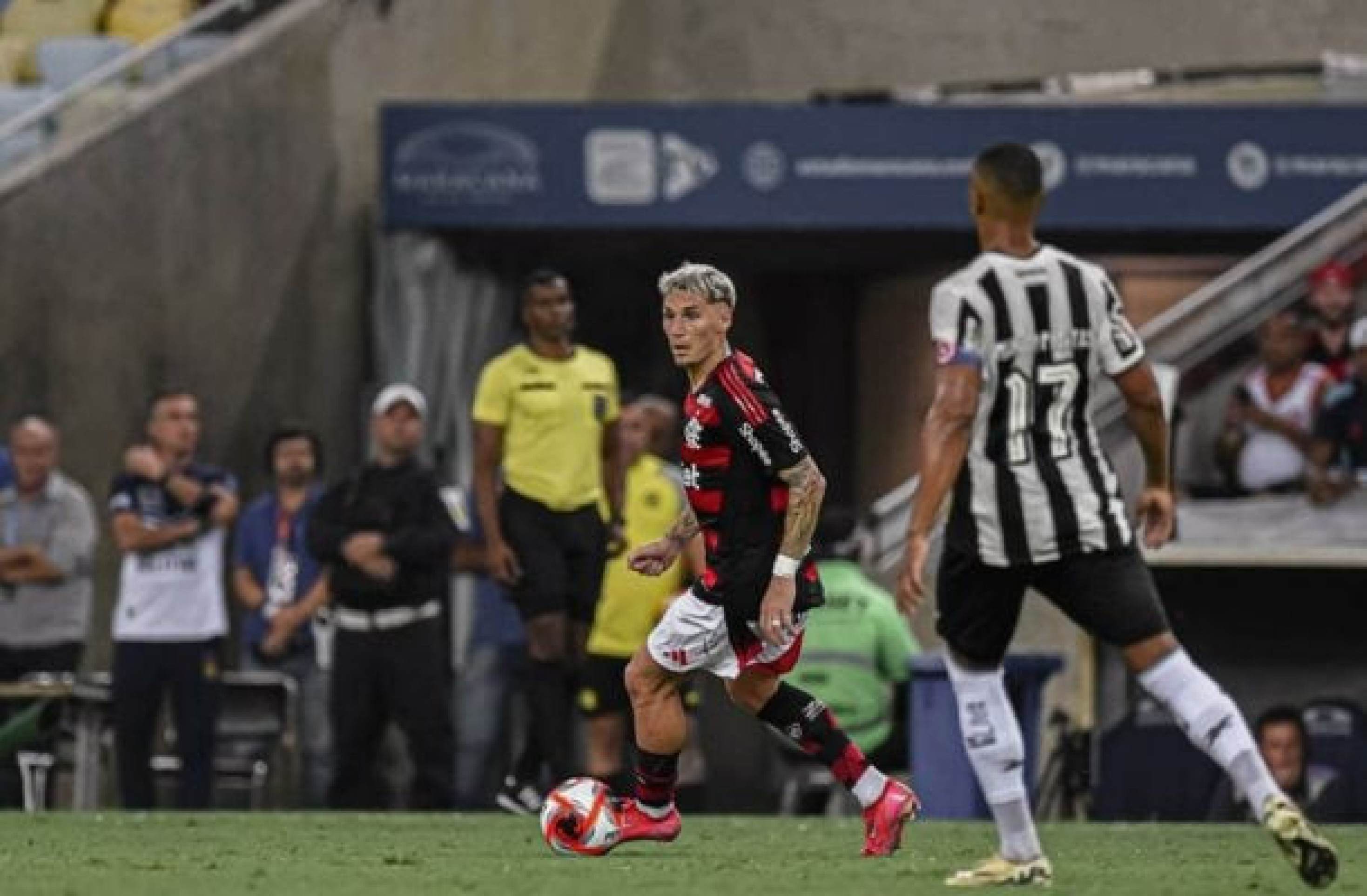 Varela celebra jogada ‘salvadora’ em vitória do Flamengo: ‘Como se fosse um gol’
