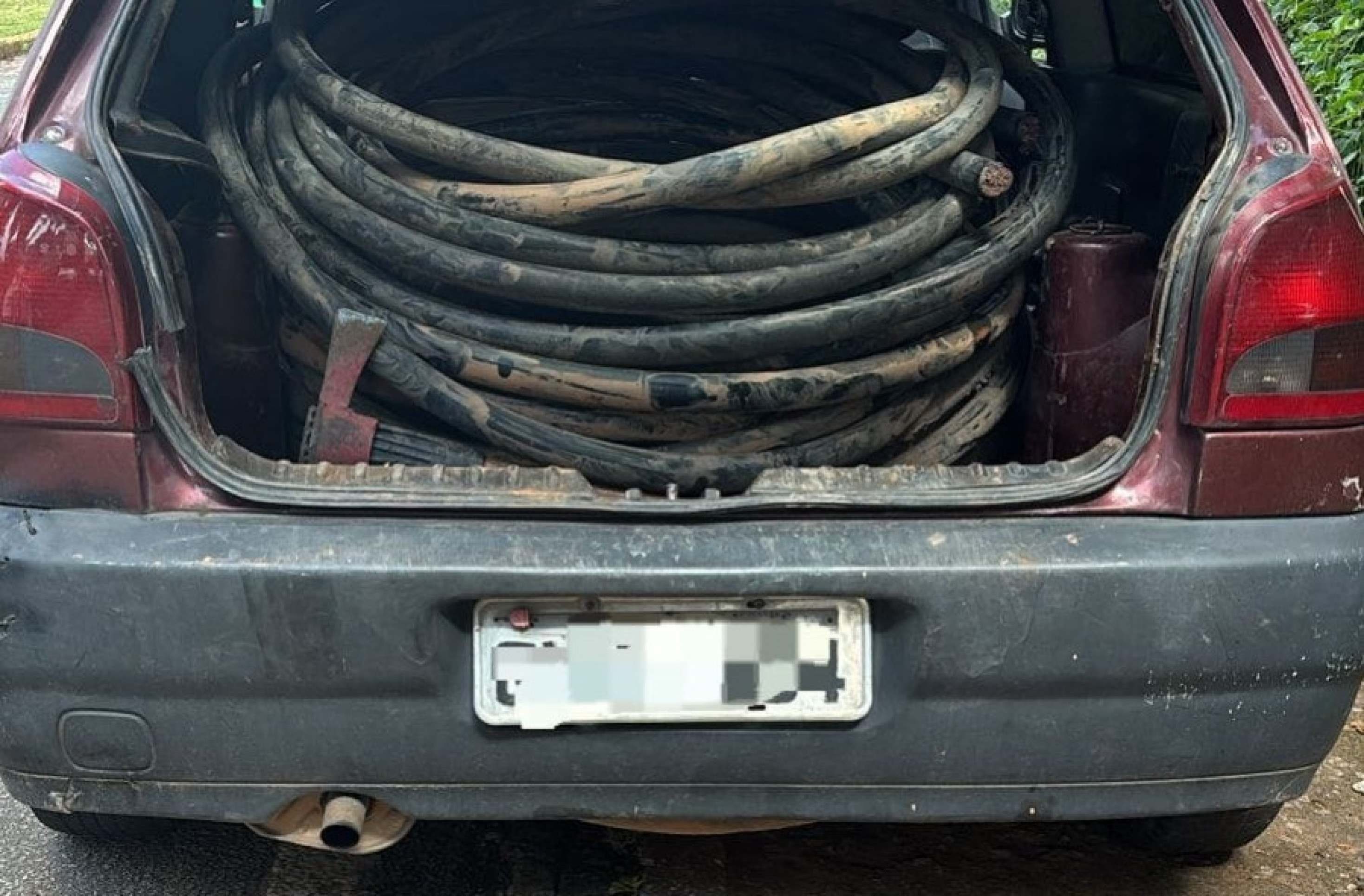 Falsos funcionários de empresa são presos por furto de fios de cobre