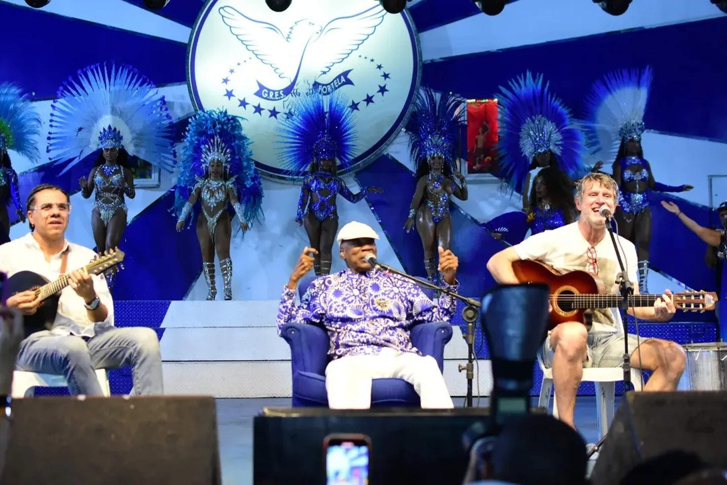 Milton Nascimento solta a voz em ensaio na quadra da Portela