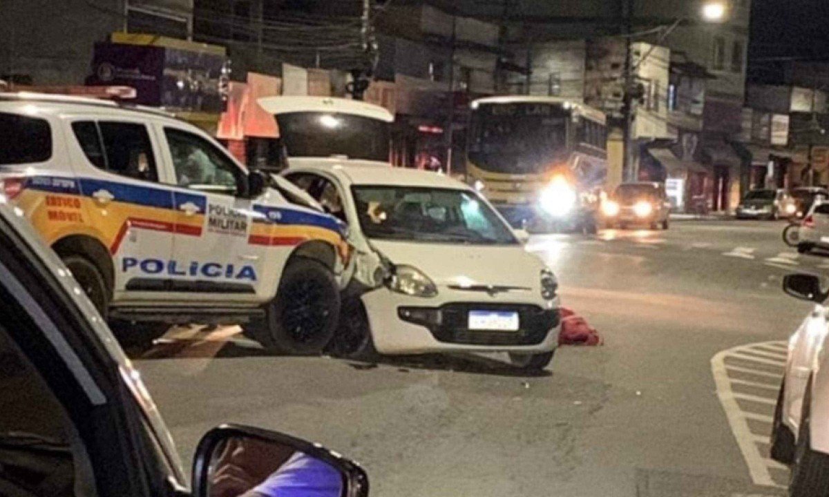 Foragido por crimes de homicídio bate em viatura e é preso em perseguição -  (crédito: Redes sociais.)