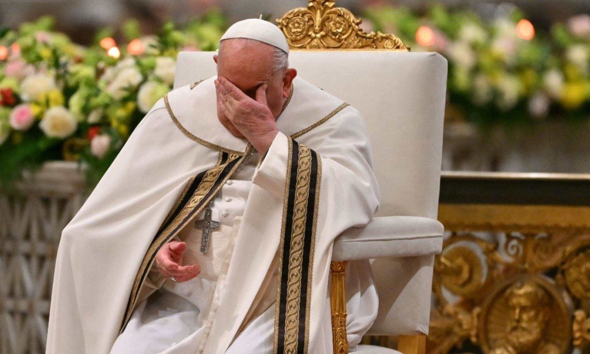  Papa Francisco cobre o rosto com a mão esquerda durante as vésperas de São Paulo Fora dos Muros, em Roma, em 25 de janeiro de 2024  -  (crédito: Andreas SOLARO / AFP)